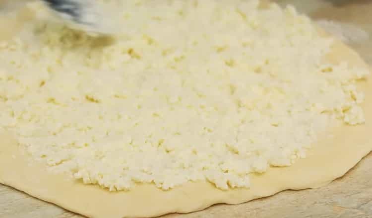 Para preparar khachapuri con huevo y queso, ponga el relleno sobre la masa