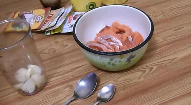 Moler el arroz para hacer salmón rosado