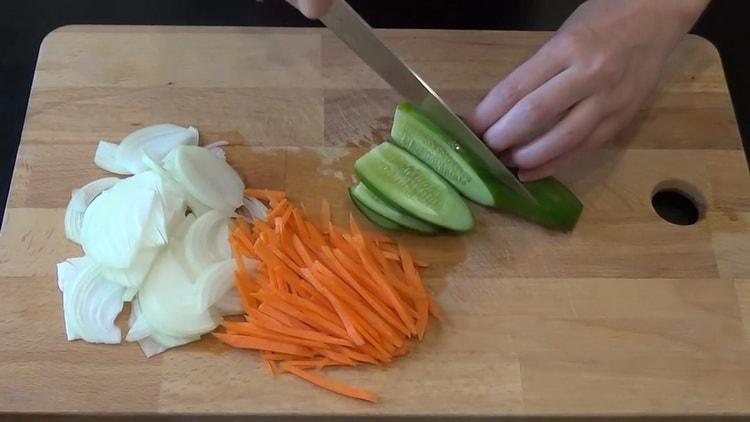Para cocinar jurel de pescado caballa, picar las verduras