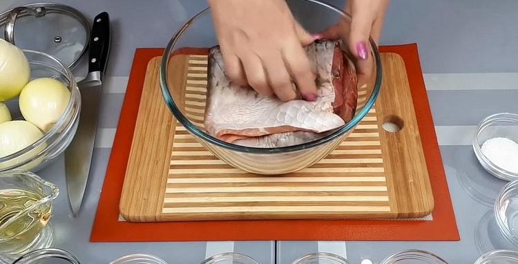 Para preparar el pescado jeje de la carpa plateada, prepare los ingredientes