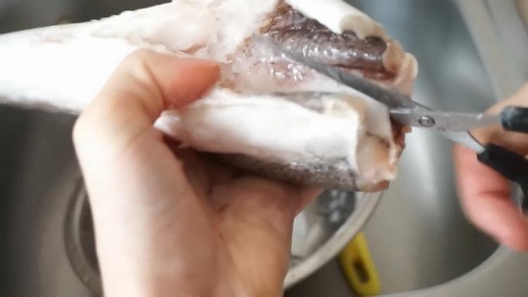 Selon la recette pour faire du merlu au four, nettoyez le poisson
