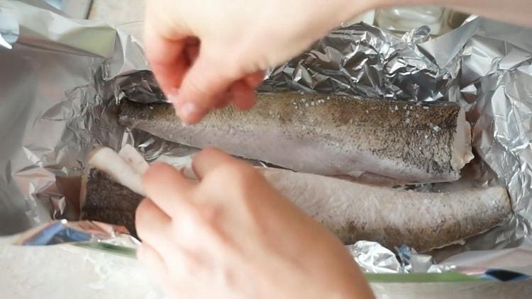 Según la receta para hacer merluza en el horno, salar el pescado