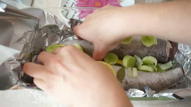 De acuerdo con la receta para hacer merluza en el horno, corte el puerro