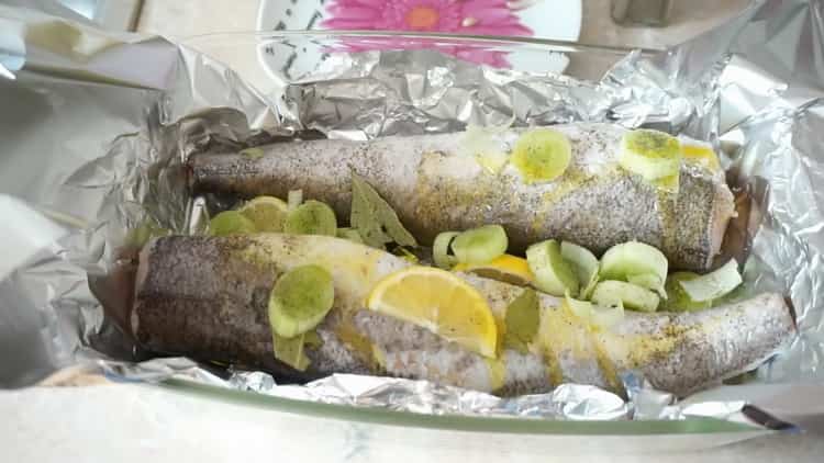 Según la receta para hacer merluza en el horno, engrase el pescado