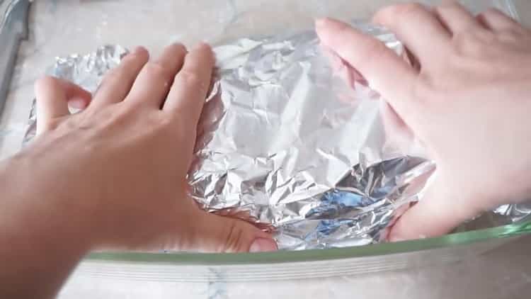 De acuerdo con la receta para hacer merluza en el horno, ponga el pescado en papel de aluminio en un molde