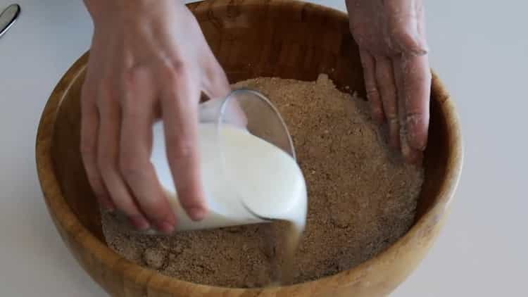 Combina los ingredientes para hacer pan de kéfir