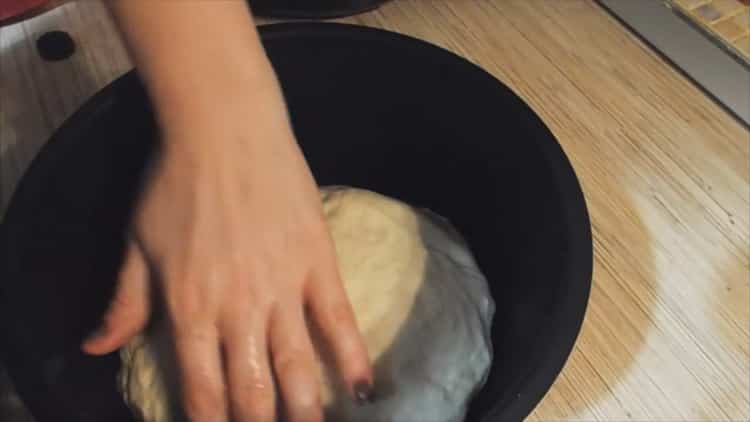 Pour faire du pain dans une cocotte lente, mettez la pâte dans un bol.