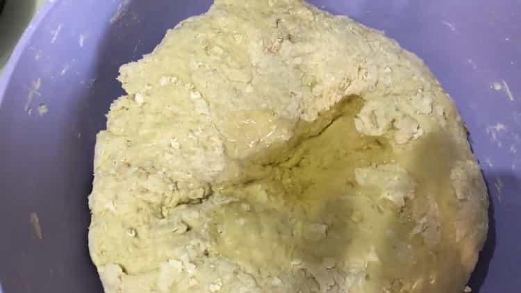 Pour faire du pain sur le lactosérum, pétrir la pâte