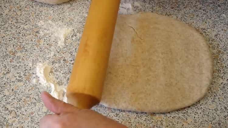 Estirar la masa para hacer pan de salvado