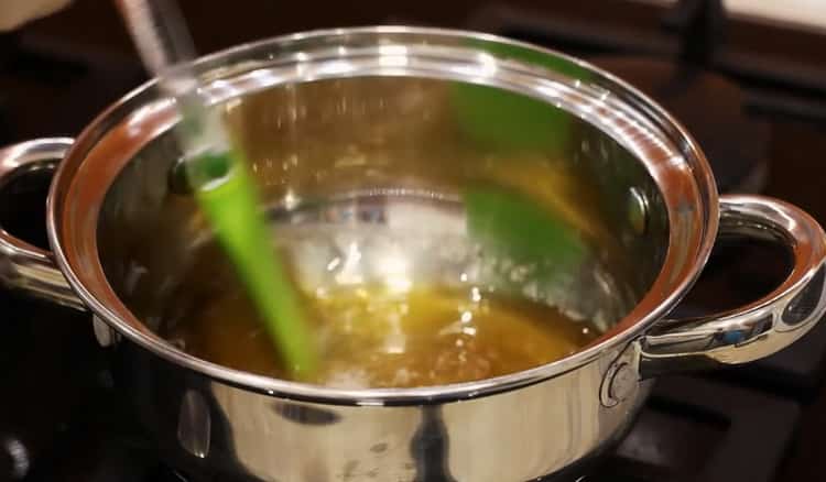 Para preparar el mandril según la receta clásica, prepare jarabe