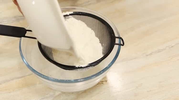 Prosijte brašno da biste napravili stezaljku prema klasičnom receptu