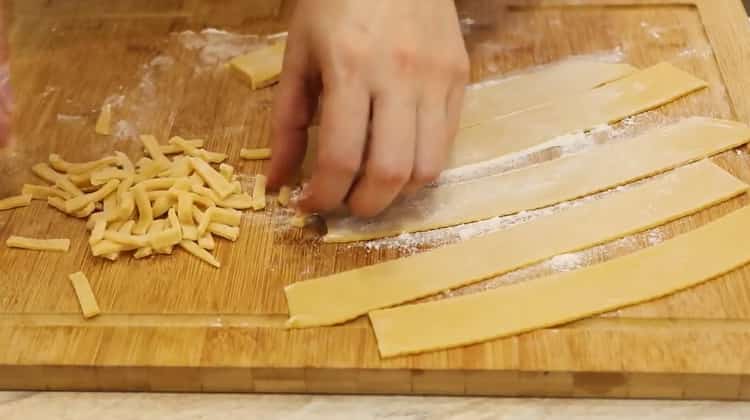 Pour faire un mandrin selon la recette classique, couper la pâte