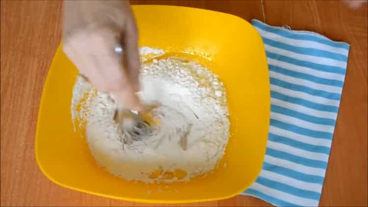 Tamizar la harina para el plato tártaro en tártaro