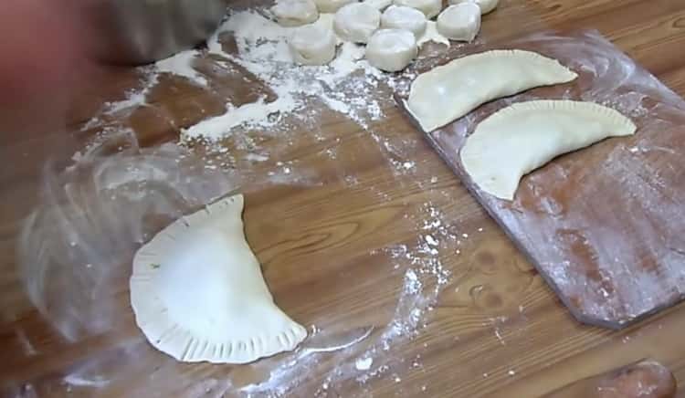 Pour faire des chebureks avec du fromage, couvrir la pâte