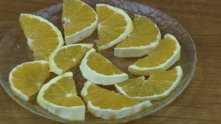Para hacer un pastel de queso sin hornear, corta una naranja