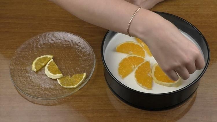 Pour faire un gâteau au fromage sans cuisson, mettez une orange sur une crème