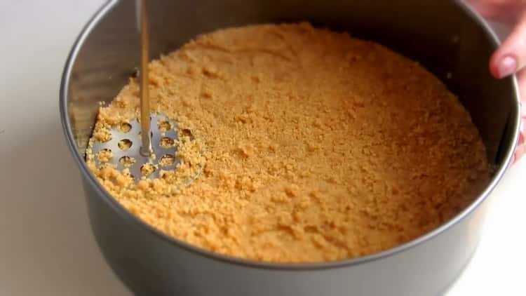 Para hacer un pastel de queso sin hornear, prepare un molde con una base y póngalo en el refrigerador