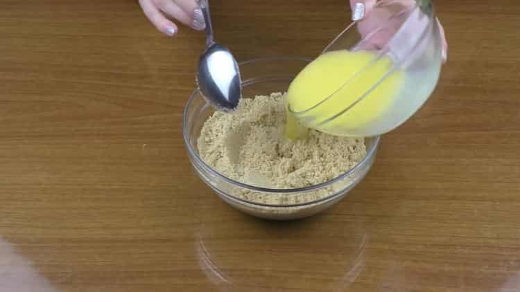 Pour faire un gâteau au fromage sans cuisson, mélangez les biscuits avec du beurre