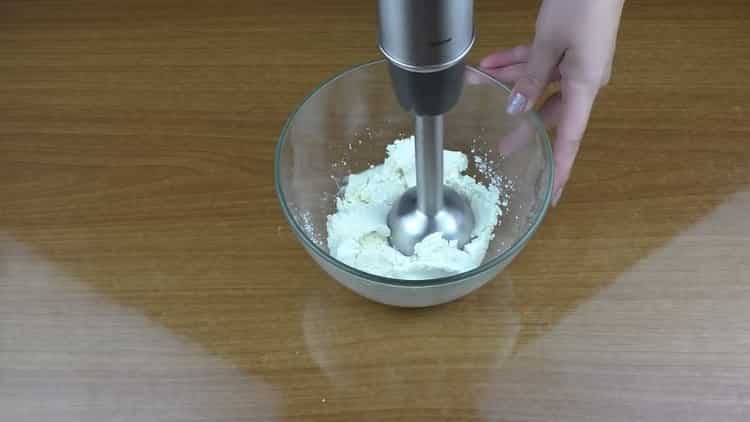 Para hacer un pastel de queso sin hornear, bata el requesón