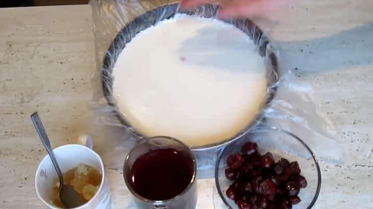 Para hacer un pastel de queso sin hornear con requesón, prepare gelatina