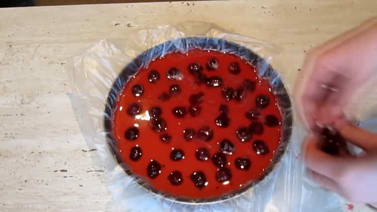 To prepare a cheesecake without baking with cottage cheese, lay out the berries