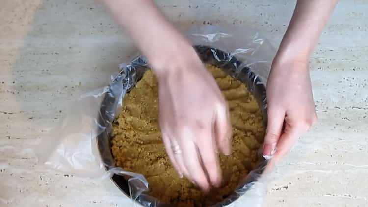 Para preparar un pastel de queso sin hornear con requesón, coloque la base