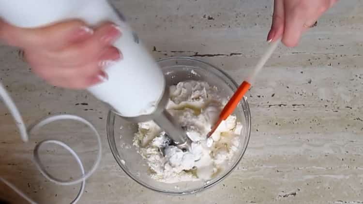 Para hacer un pastel de queso sin hornear con requesón, bata el requesón