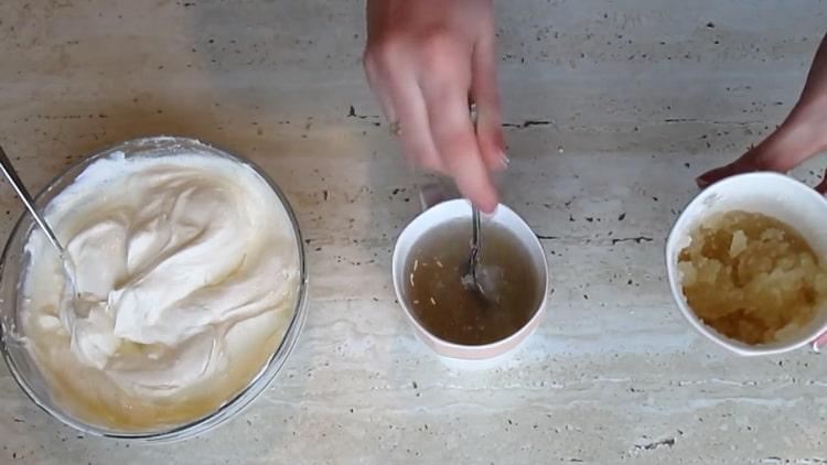 Para hacer un pastel de queso sin hornear con requesón, combine la gelatina y el requesón