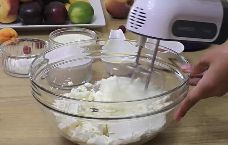 Mezcla los ingredientes de la crema para hacer un pastel de queso de Nueva York