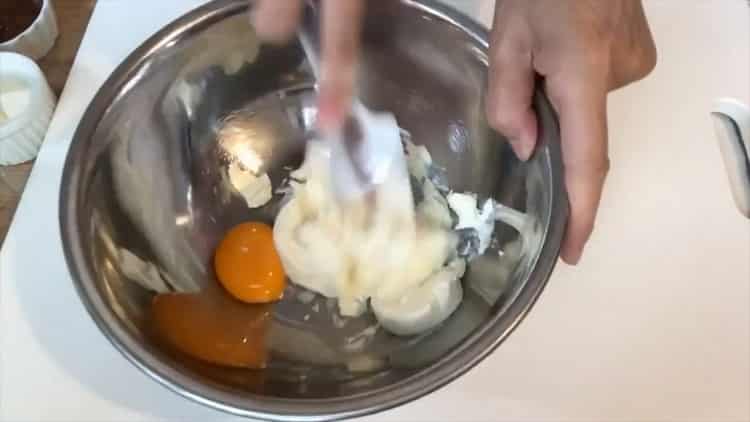 Da biste napravili cheesecake s maskarom i pecivima, pomiješajte sastojke.