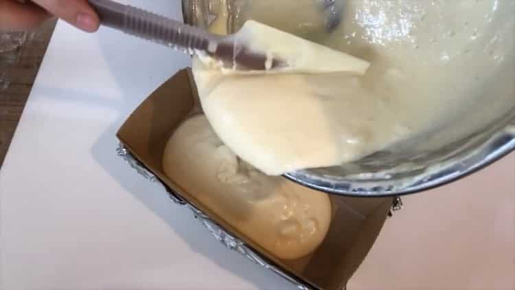 Pour préparer un gâteau au fromage avec mascarade et cuisson, mettez la pâte dans un moule