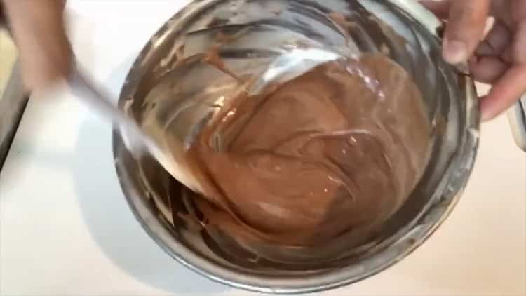 Da biste napravili cheesecake s maskarom i pečenjem, dodajte kakao u tijesto