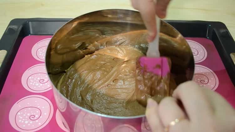 Para hacer un muffin de chocolate y plátano, prepare un molde