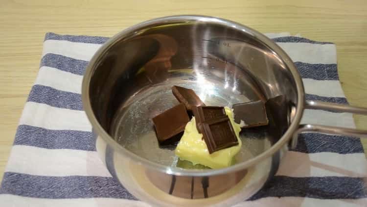 Para hacer un pastel de chocolate y plátano, derrita el chocolate