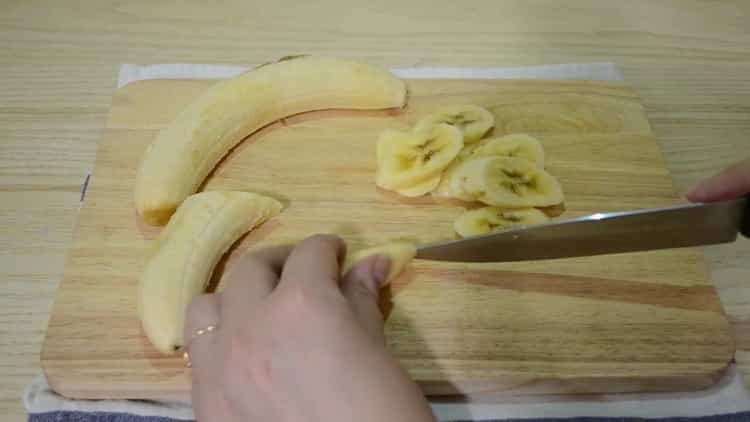 Para hacer un muffin de chocolate y plátano, corte un plátano