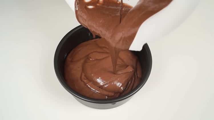Para hacer un pastel de chocolate y plátano, ponga los ingredientes en un molde