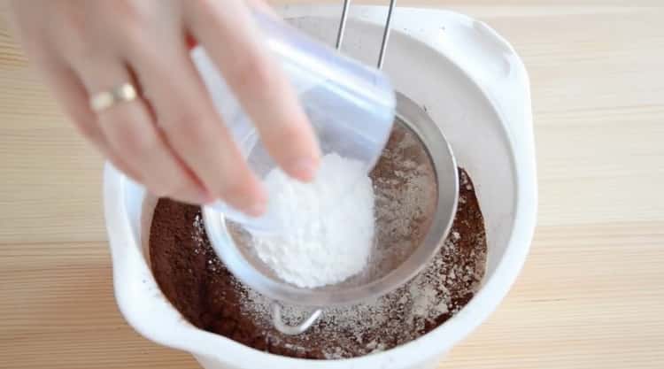 Tamizar la harina para hacer pastelitos de chocolate