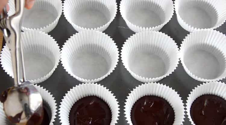 Para hacer pastelitos de chocolate, ponga la masa en moldes