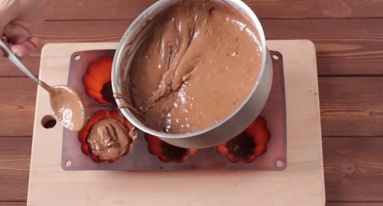Para hacer muffins de chocolate, pon la masa en el molde