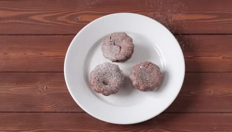 tekući punjeni čokoladni muffini spremni