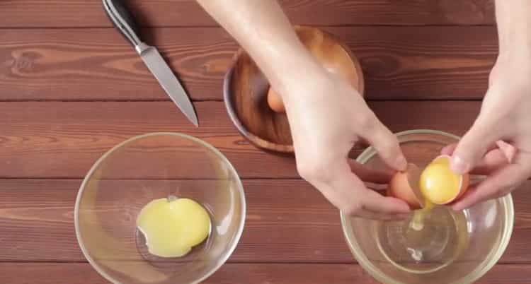 Da biste napravili čokoladne muffine, odvojite protein od žumanjka
