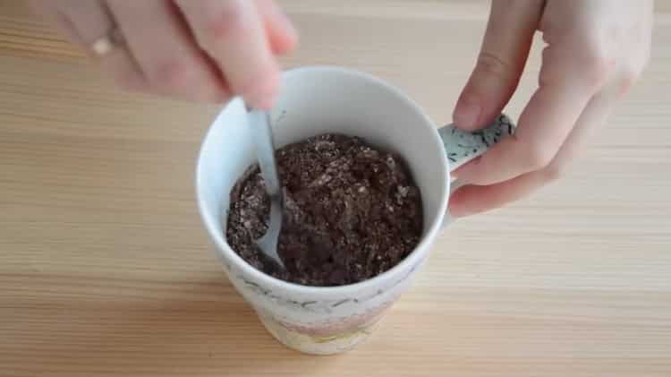 Para mezclar el muffin de chocolate en el microondas