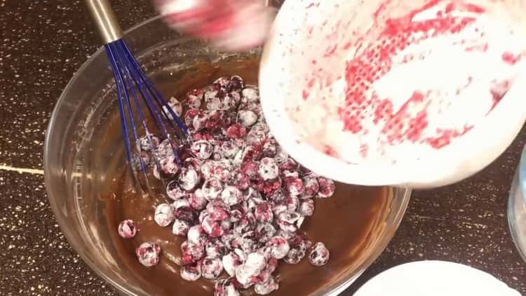 Combina la cereza y la masa para hacer un muffin de chocolate con cereza