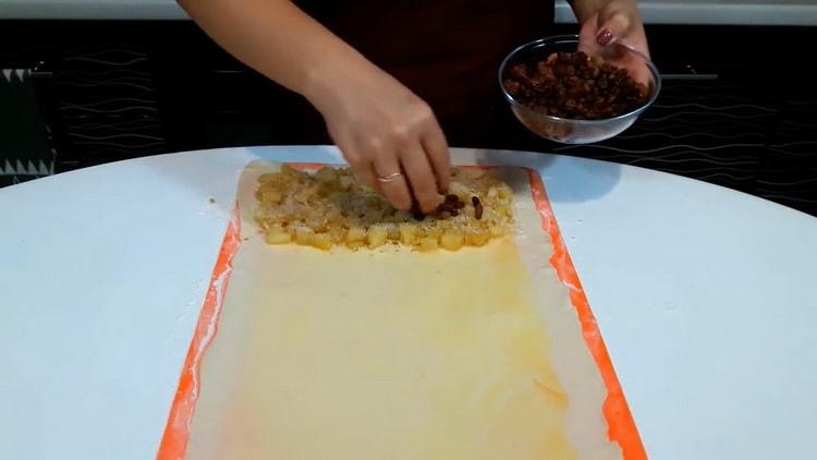 To prepare the puff pastry strudel, put the filling on the dough