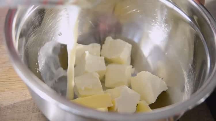 Da biste napravili japanski pamučni cheesecake, pomiješajte maslac i mlijeko