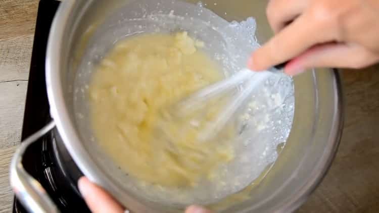 Pour préparer un gâteau au fromage de coton japonais, préparez un bain-marie