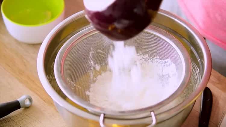 Tamiser la farine pour faire un cheesecake japonais en coton