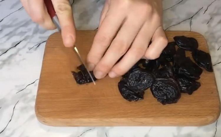 To make a cake, cut the prunes