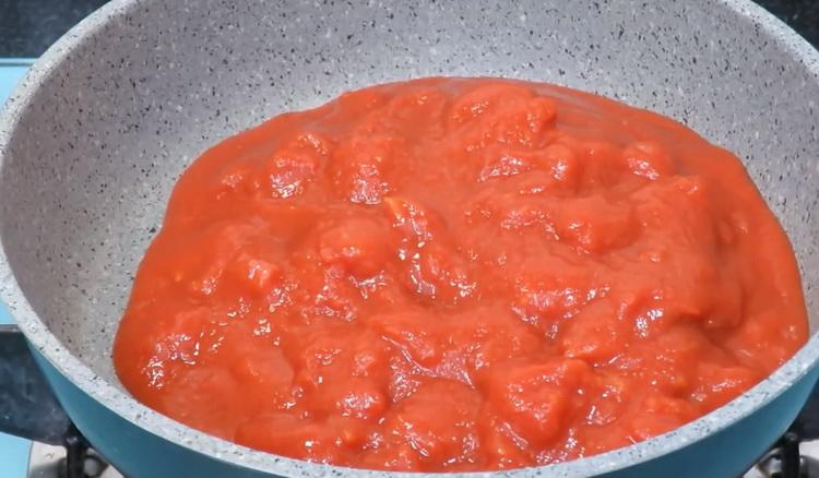 Para preparar las albóndigas, prepare los ingredientes para la salsa.
