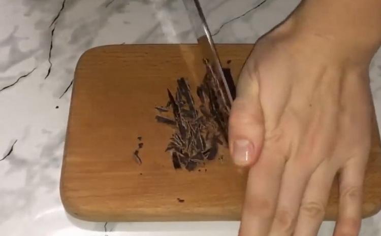 To make a cake, chop the chocolate
